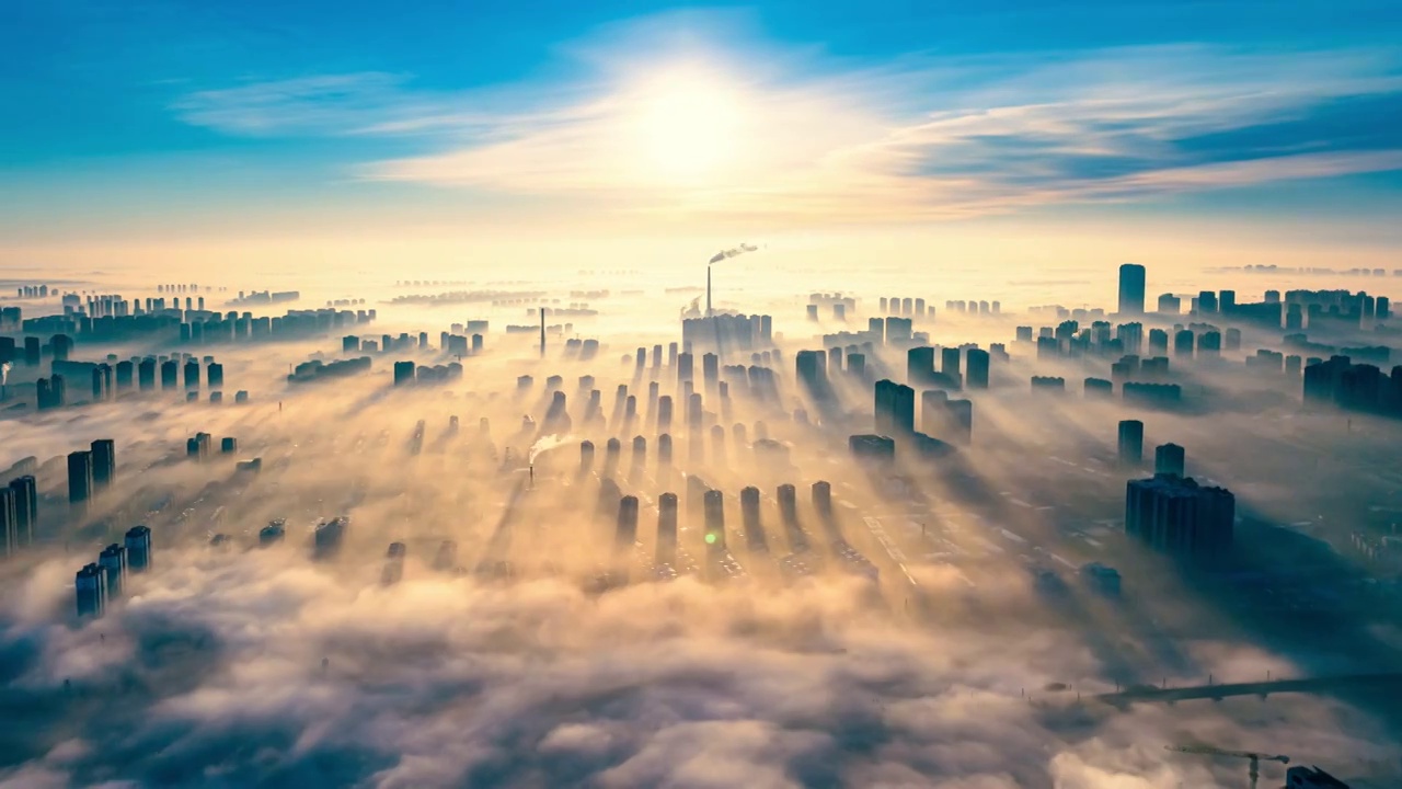中国辽宁沈阳城市平流雾云层中的阳光航拍视频素材