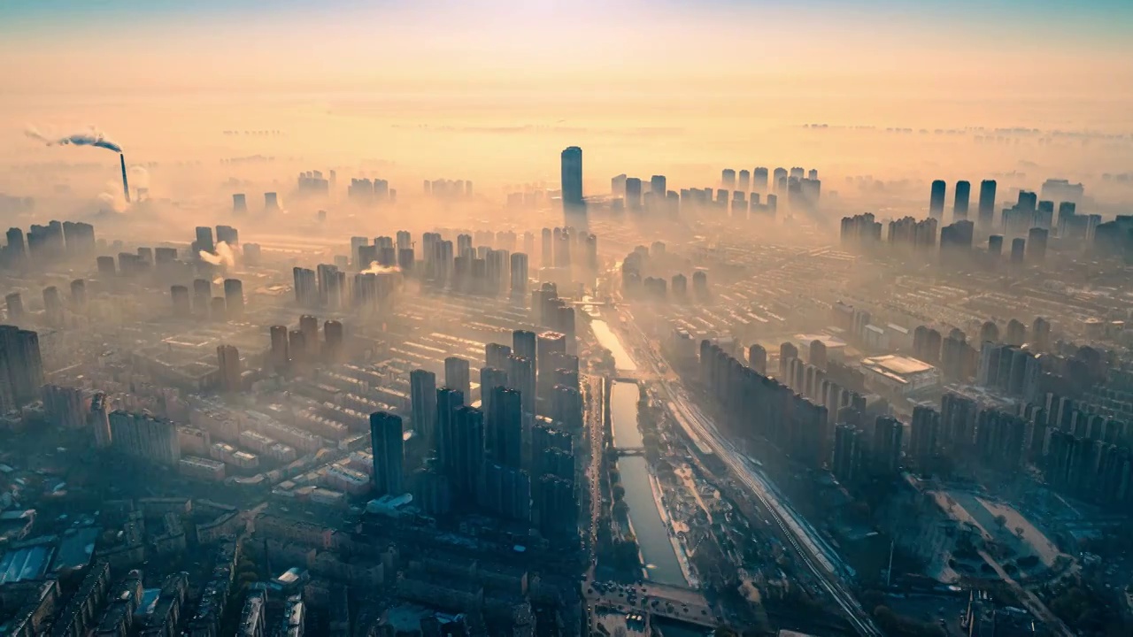 中国辽宁沈阳城市平流雾云层中的阳光航拍视频素材