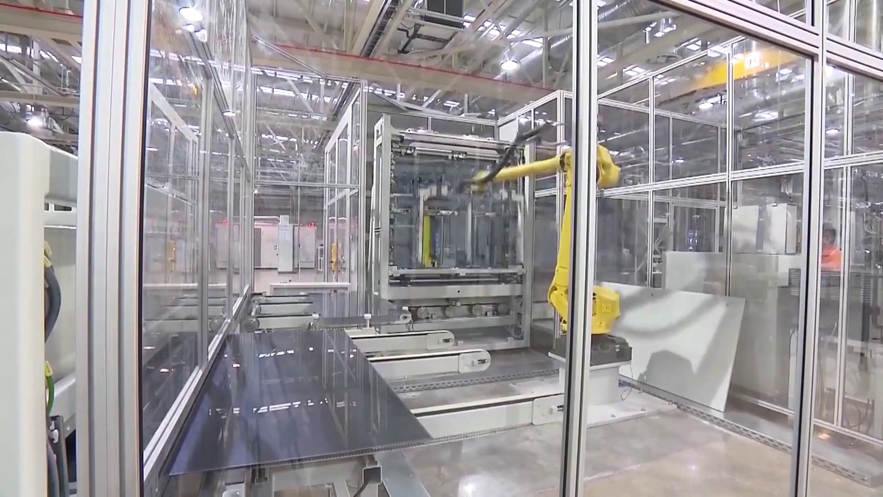 中国太阳能电池板生产工厂的高科技自动化流水线内部生产（选编）视频素材