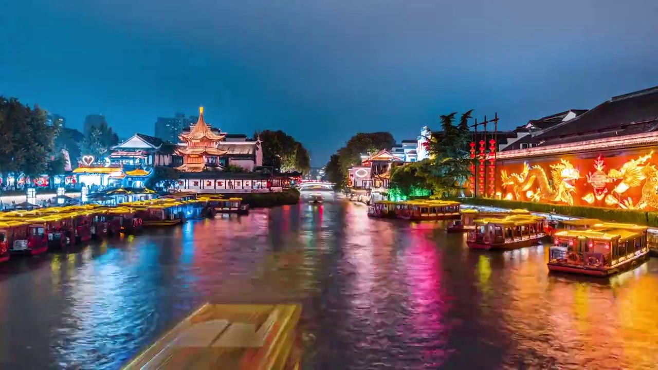 中國江蘇南京秦淮河上穿梭的游船夜景延時攝影視頻素材