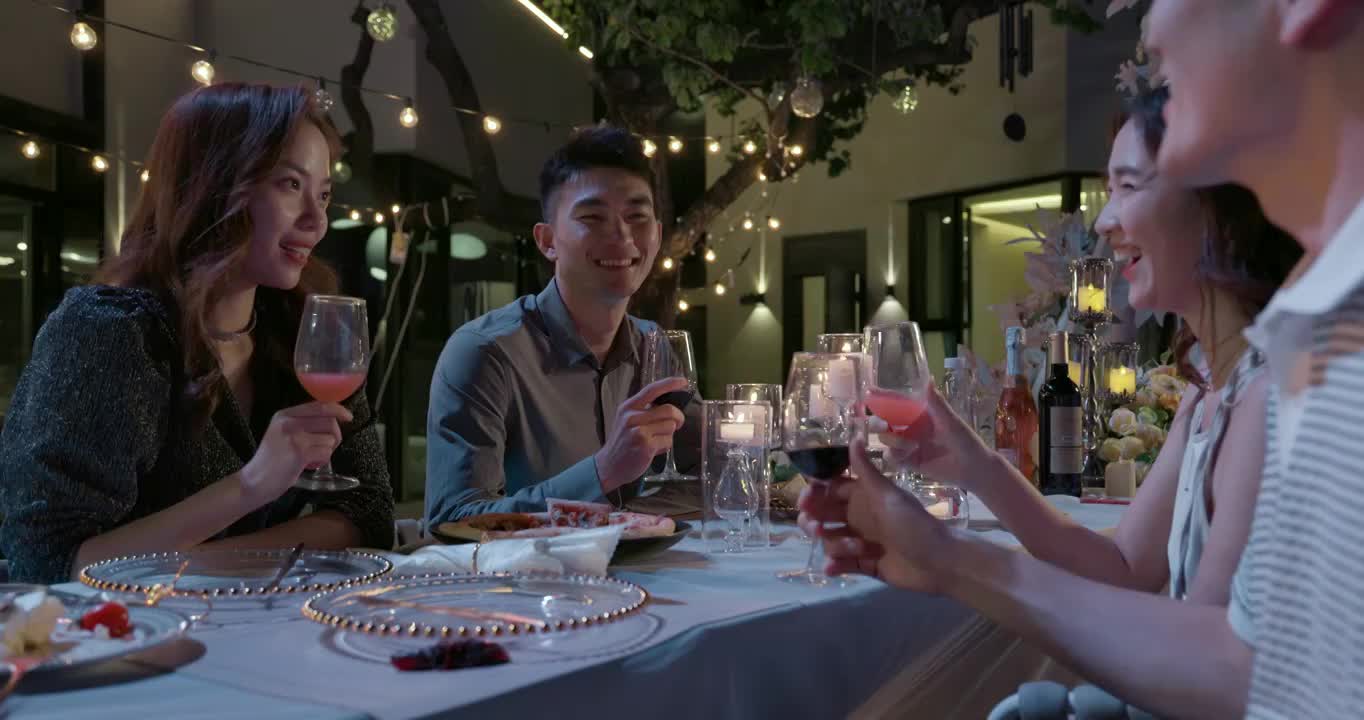 幸福青年伴侣夜晚在餐厅聚会视频素材