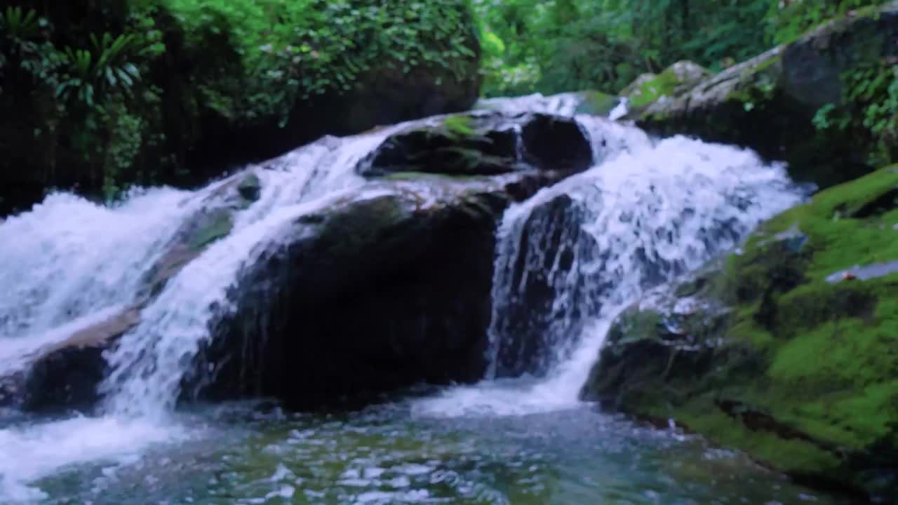 高黎贡山高山流水巨石地形多瀑布视频素材