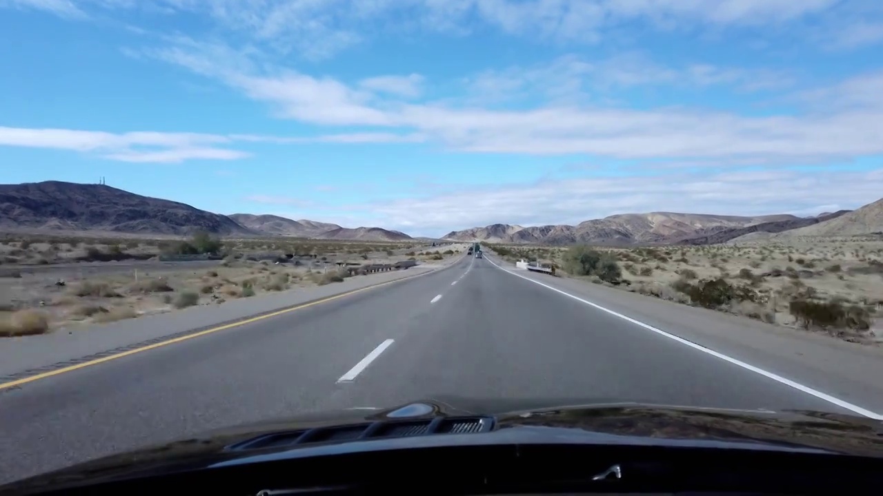 蓝天白云下驰骋于美国加州公路视频下载