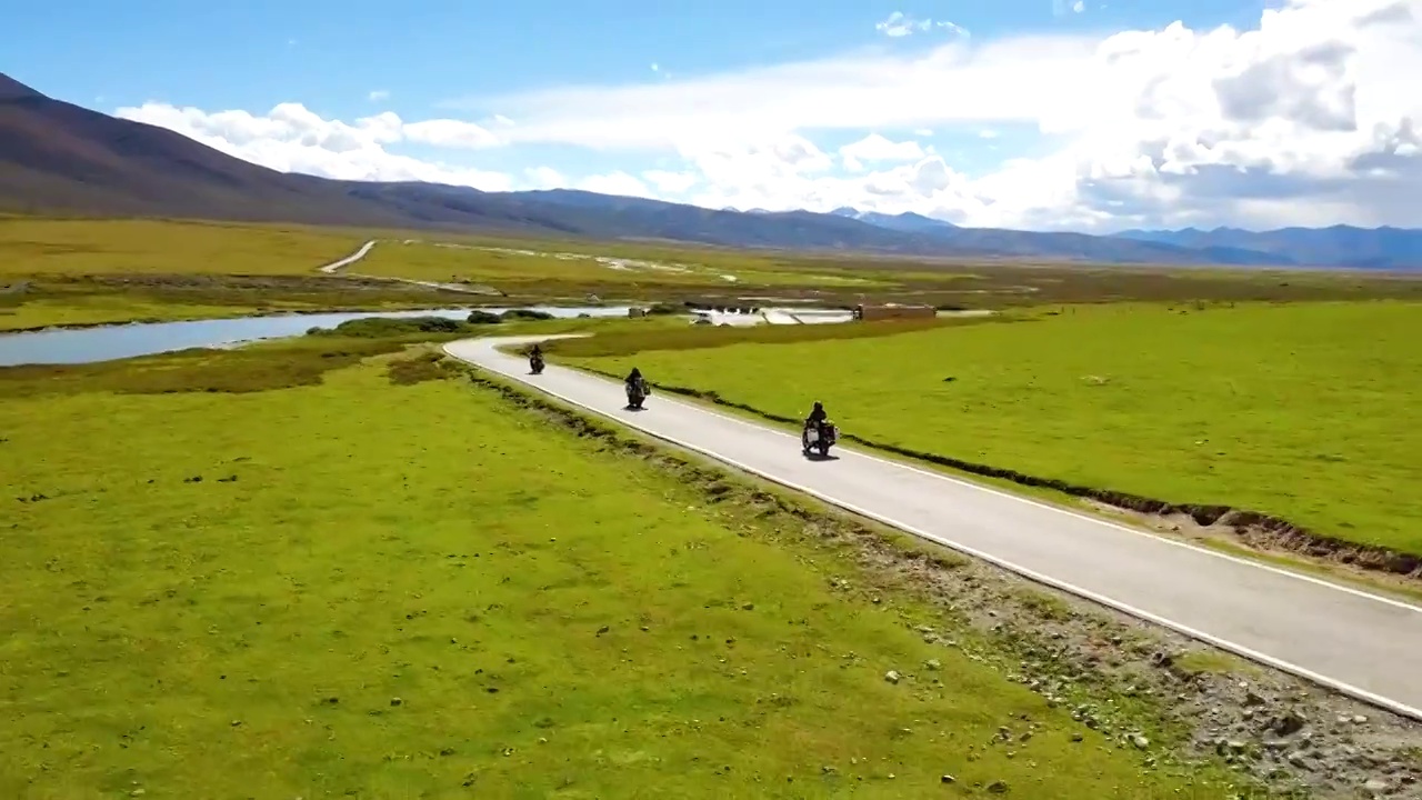 航拍跟拍摩旅自驾318川藏线大草原风光视频下载