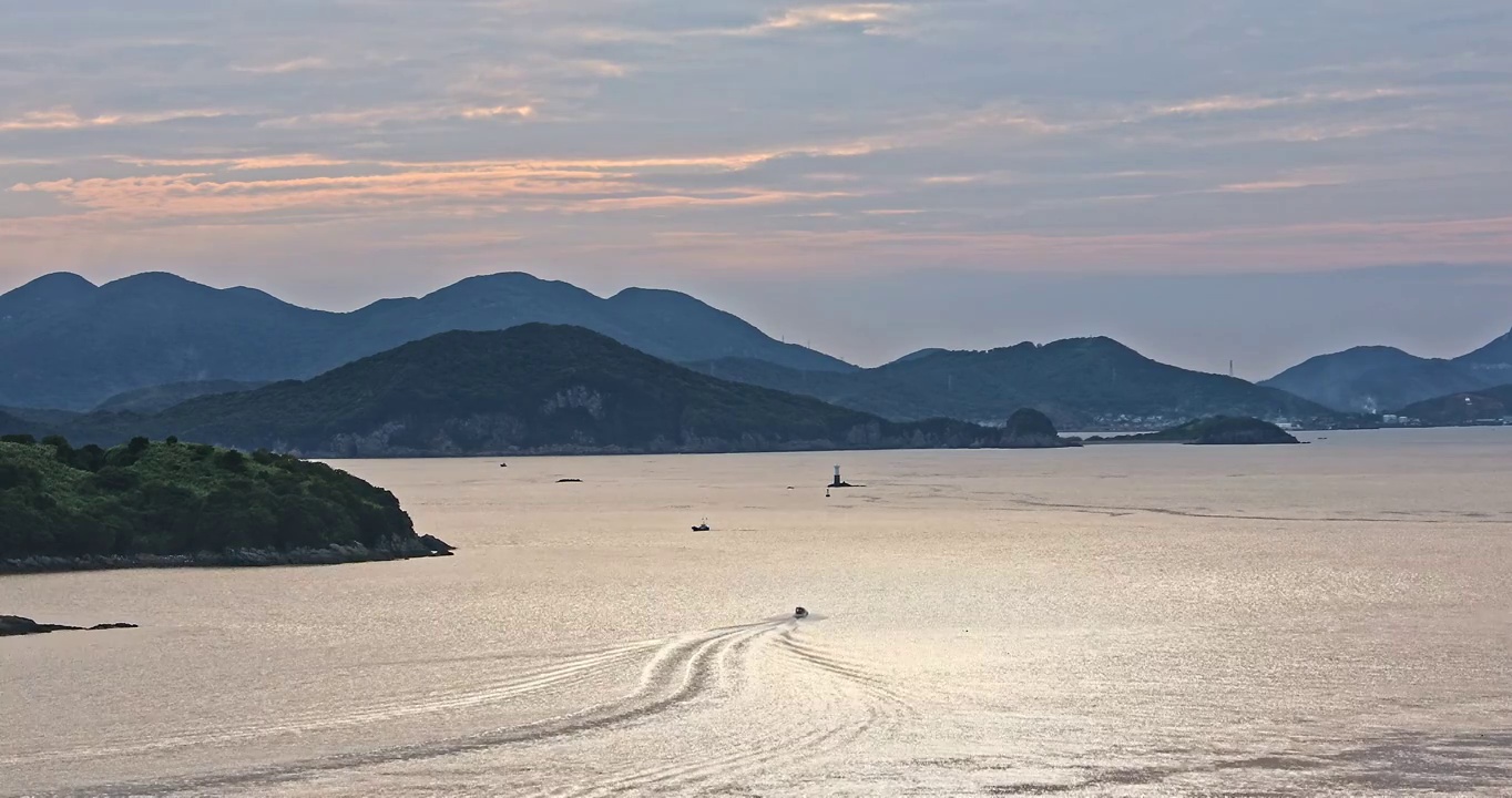 中国浙江舟山市日落时山脉海洋自然风光视频素材