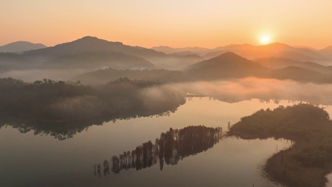 航拍太陽從晨霧湖面升起延時視頻下載