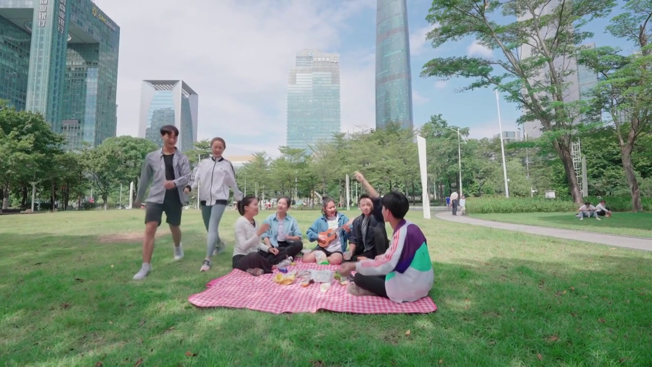 公园草坪上围坐在一起的年轻人视频下载