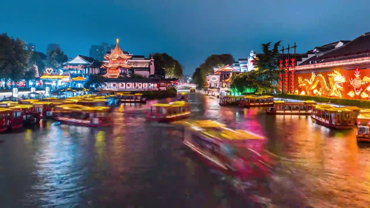 中國江蘇南京秦淮河上穿梭的游船夜景延時攝影視頻素材