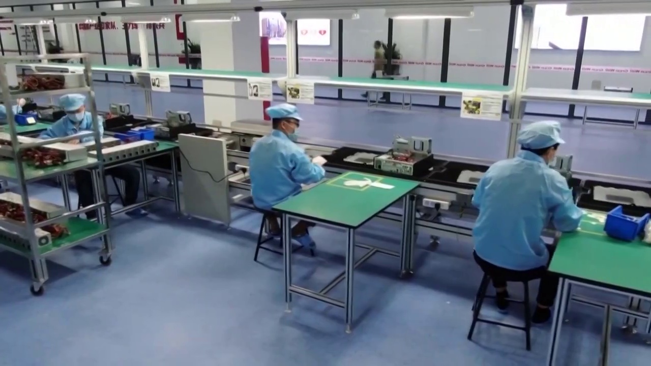 中国芯片工厂的5G智能化高科技自动化生产线流水线内部生产（选编）视频素材