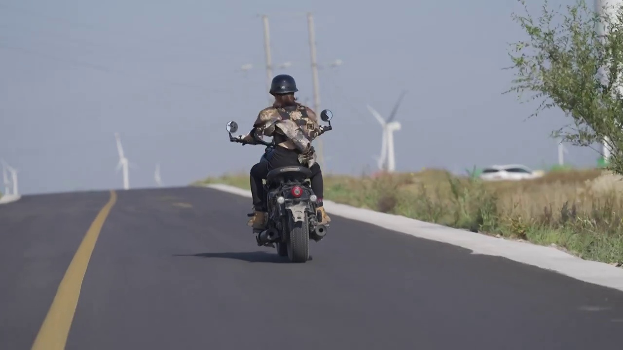 郊外骑摩托车的年轻女人背影视频下载