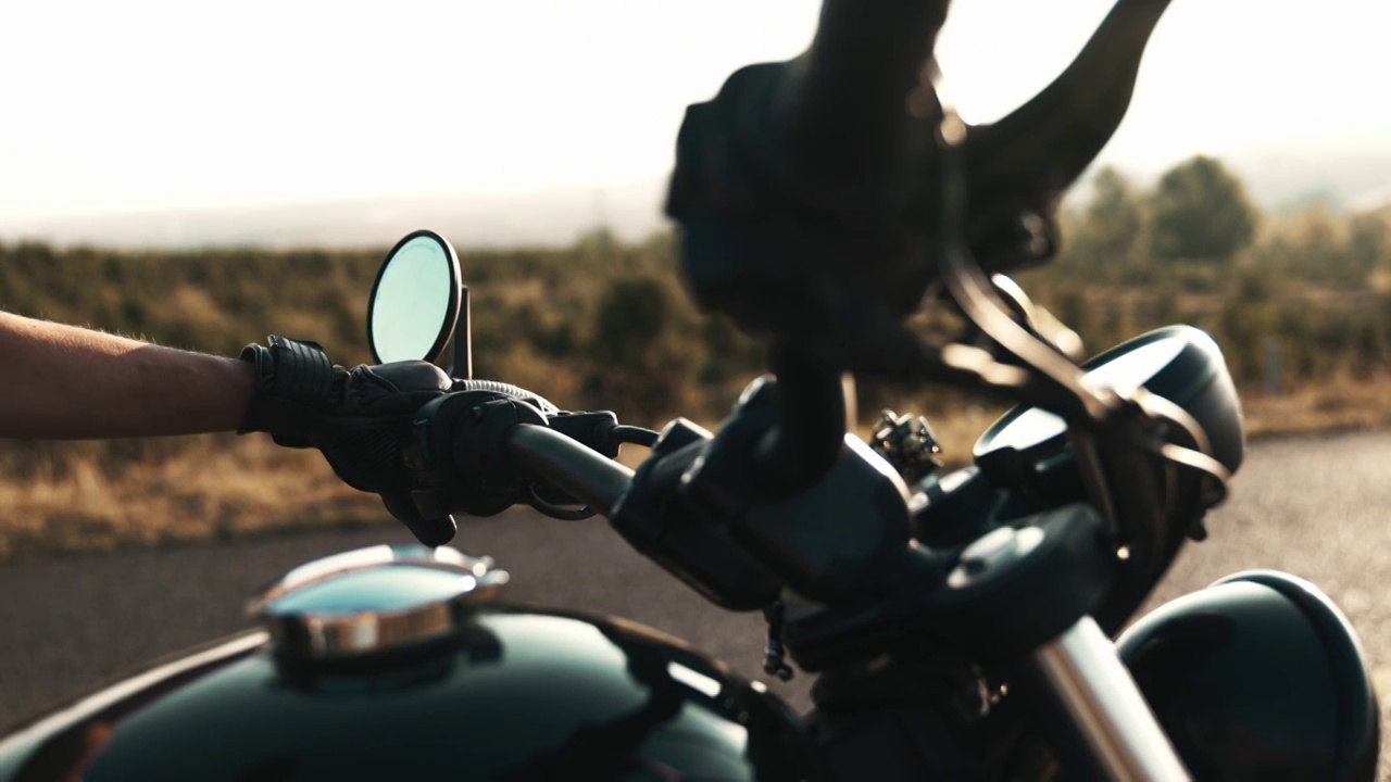 驾驶摩托车的年轻女人视频下载