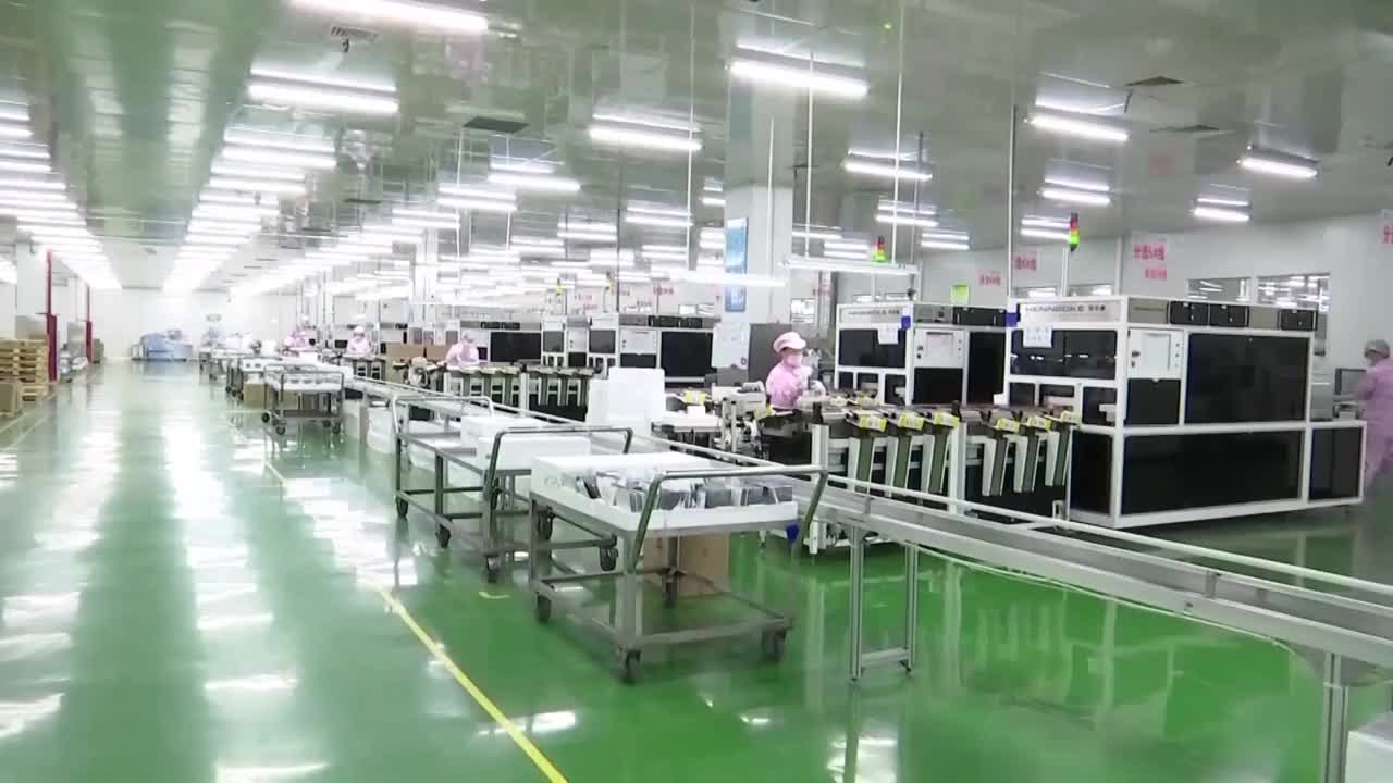 中国工厂高科技自动化生产线上的工人操作员（选编）视频素材