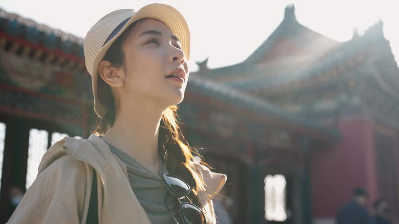 年轻女子在颐和园旅游视频下载