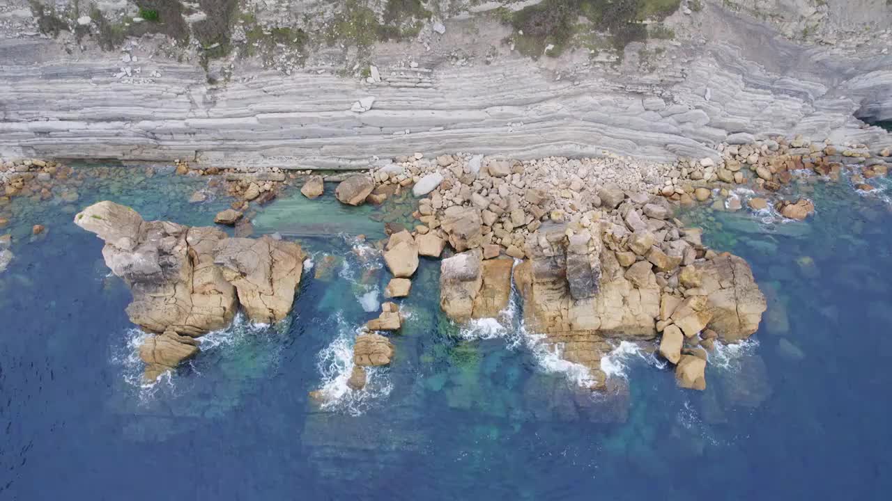 西班牙巴斯克地区复理石地质海岸线黄昏风景视频下载
