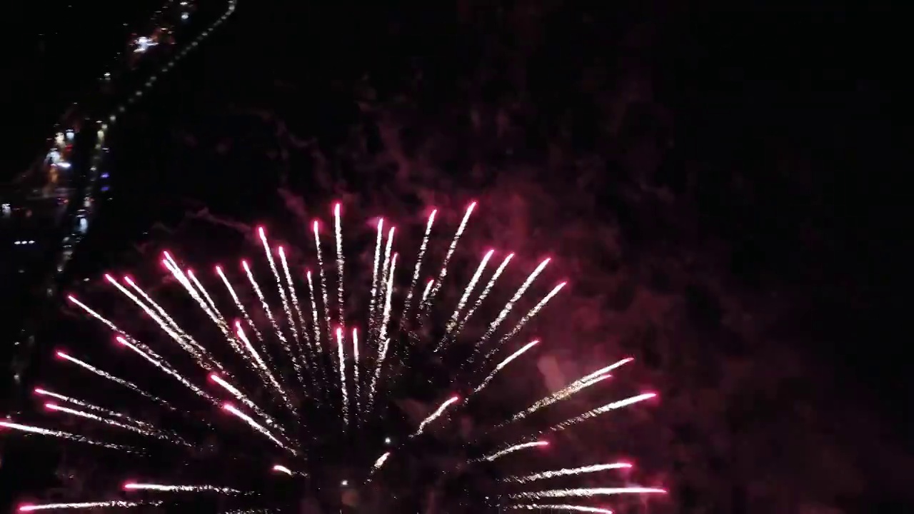 黑色背景下的新年烟花表演视频下载
