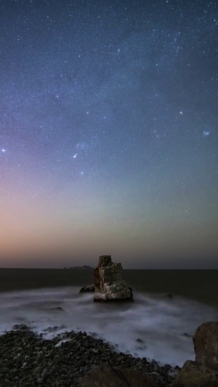 海边海浪拍打岩石和星空延时视频素材
