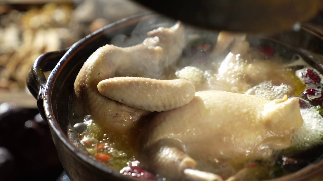 砂锅里沸腾的鸡汤视频下载