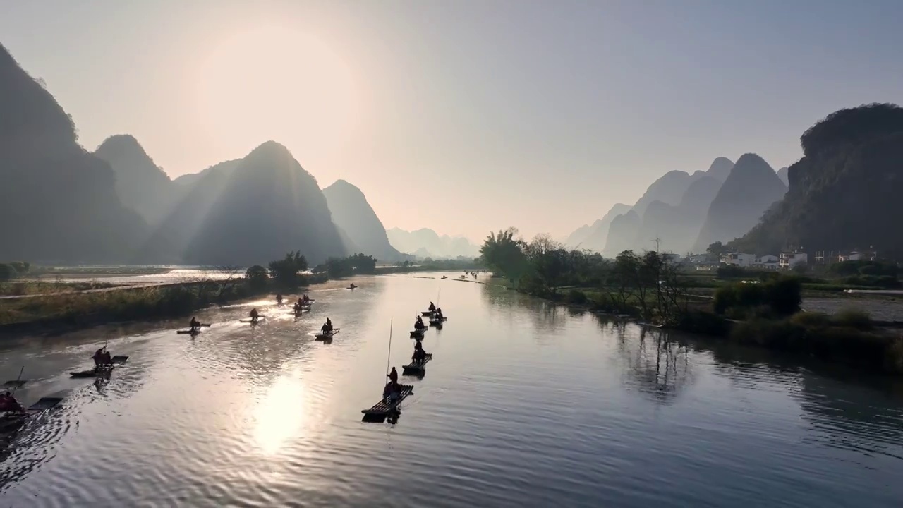 清晨日出時分陽朔遇龍河上漂流的竹筏視頻素材