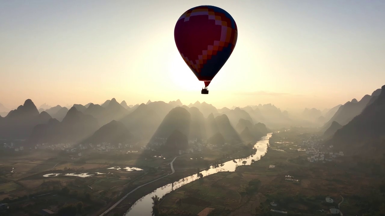 早晨日出時分陽朔遇龍河上漂浮的熱氣球視頻素材