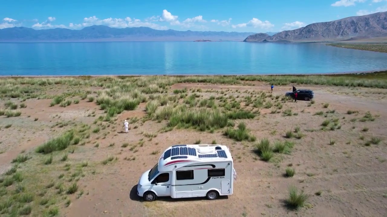 新疆博尔塔拉赛里木湖房车旅行航拍，无人机视角拍摄蓝色的湖水、雪山、蓝天、白云。视频下载