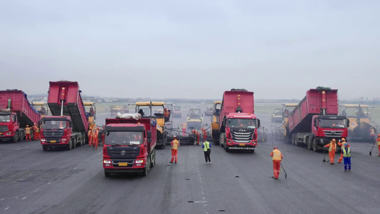 大型作业机铺设沥青修缮马路视频下载