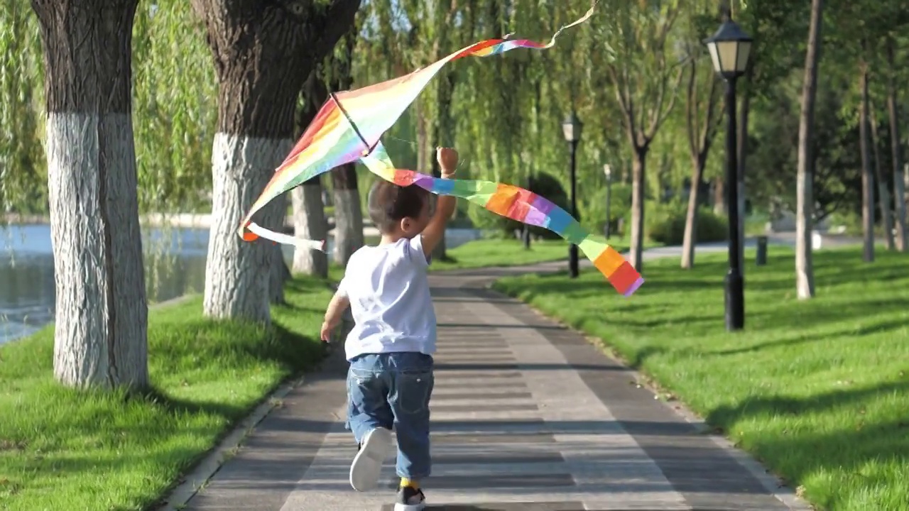 中國小朋友在公園樹林中放風箏視頻購買