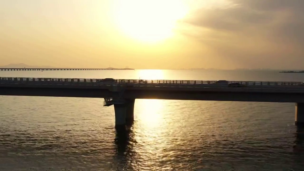 跨海大桥上疾驰的汽车视频素材