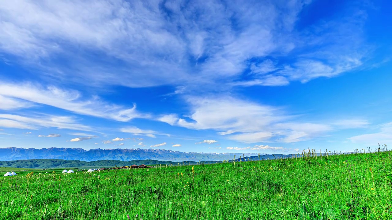 中国新疆草原和雄伟的山脉自然风光延时摄影视频购买