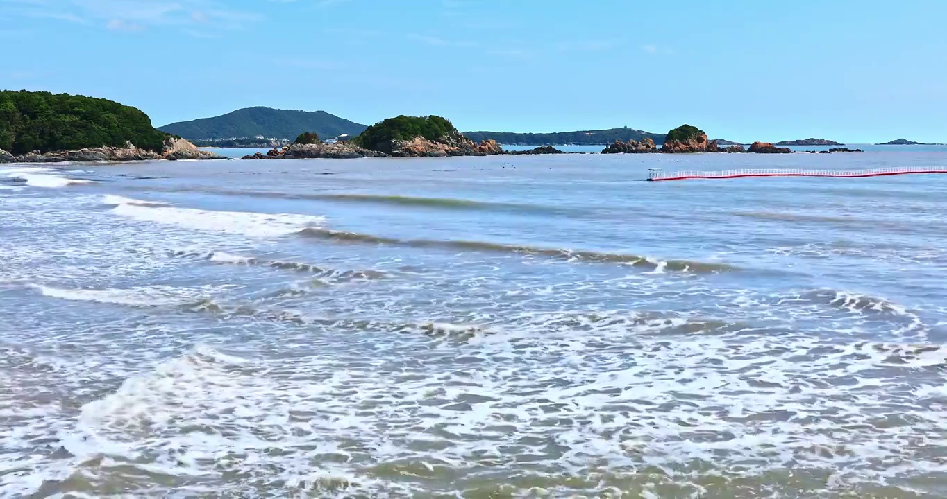 浙江舟山岛汹涌的波浪和海滩风光视频素材