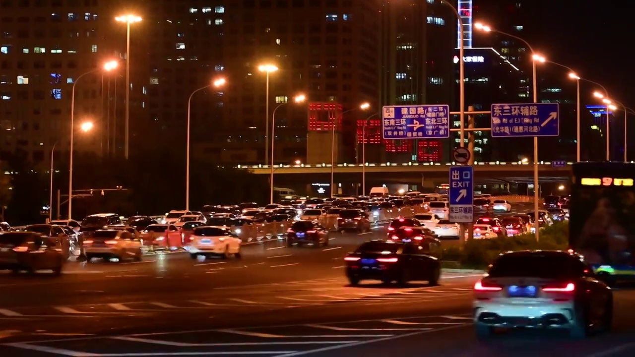 北京长安街快速路夜景拥堵车流视频素材