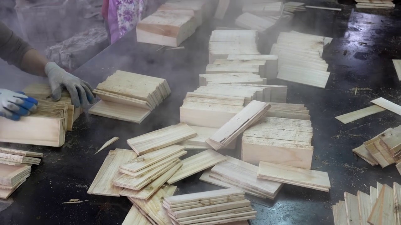 小企业木材加工厂木料切片加工生产视频素材