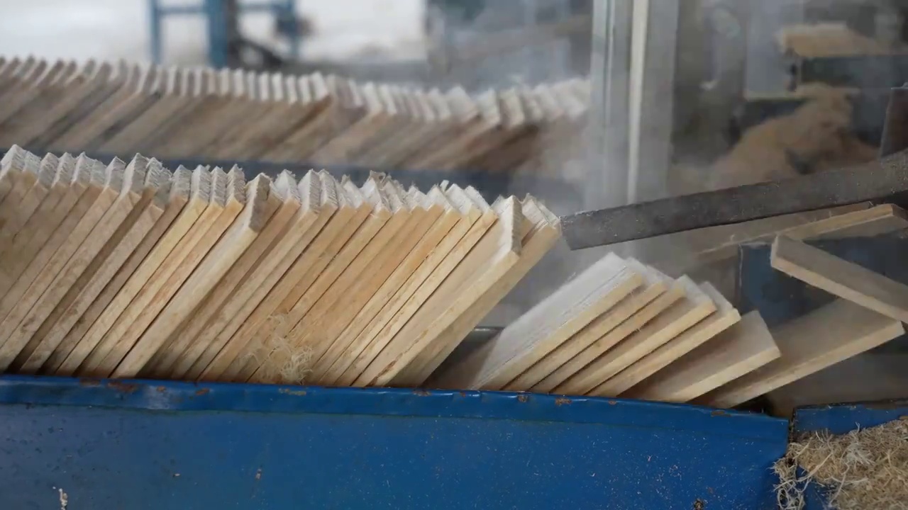 木材加工厂木料切片机切片加工生产视频素材