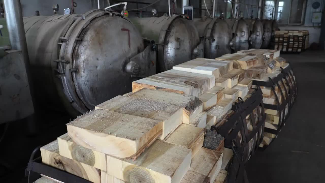 小企业木材加工厂木料加工生产木料成堆码放蒸煮视频素材
