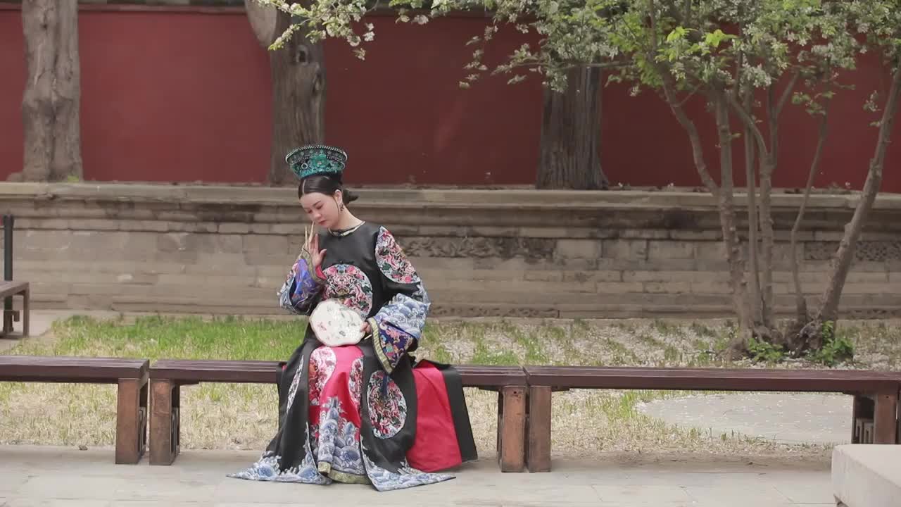 中国北京故宫紫禁城里的清朝女性古装造型视频素材