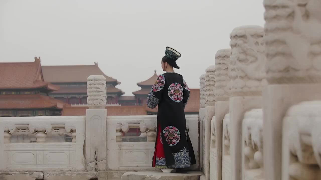 中国北京故宫紫禁城里的清朝女性古装造型视频素材