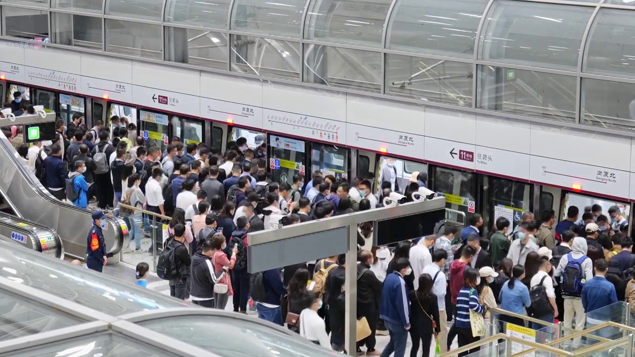 工作日早高峰地铁站人流地铁进站视频下载