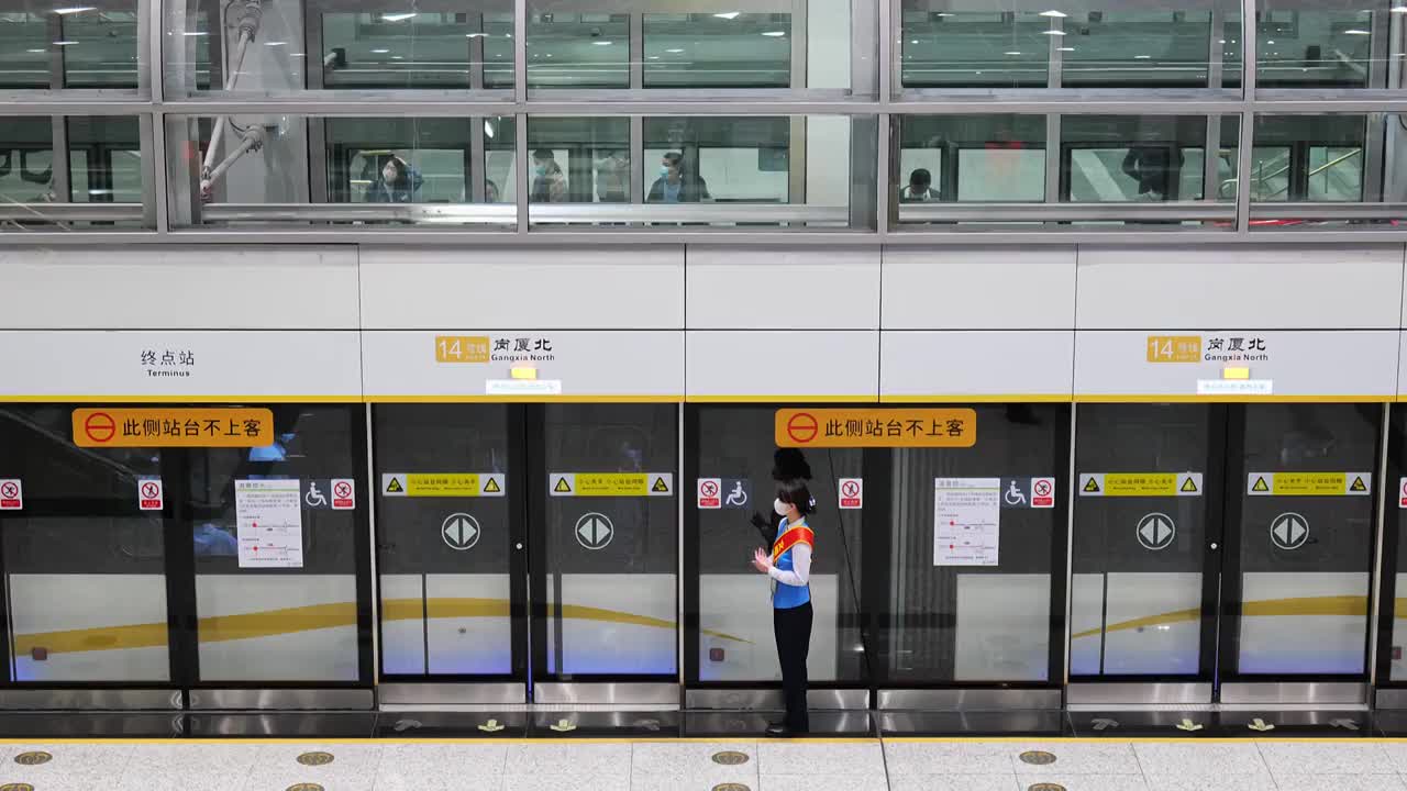 工作日地铁进站地铁开门拥挤的上班族视频素材