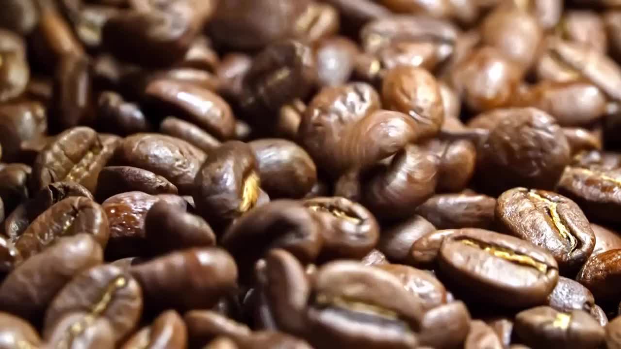 美食咖啡豆掉落特写视频素材