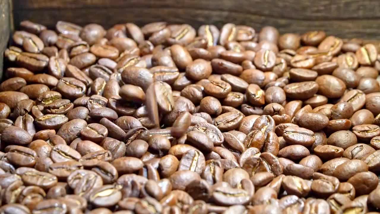 美食咖啡豆掉落特写视频素材