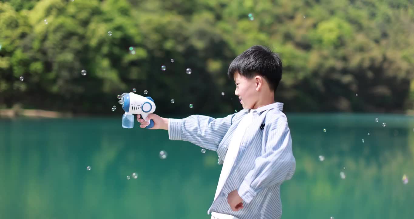 中國小男孩春日踏青，在湖邊快樂地玩泡泡機唯美升格視頻購買