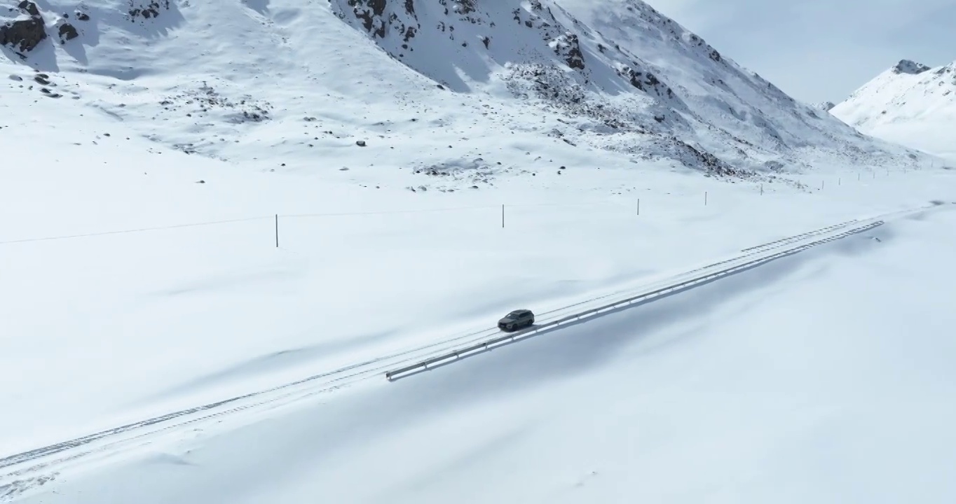 越野车SUV行驶在青藏高原高海拔雪原中积雪的道路上视频下载