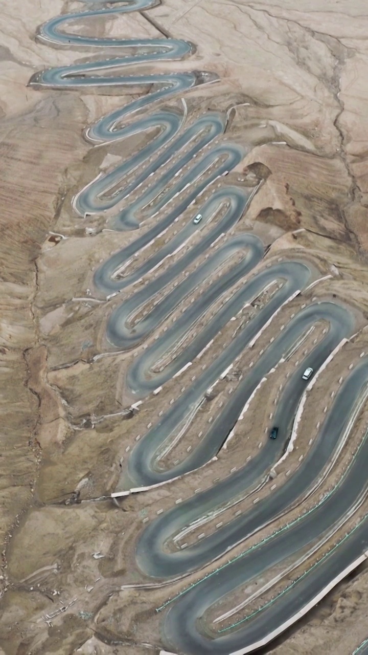 盘龙古道，蜿蜒的盘山公路，航拍视角下高原的弯路，帕米尔高原视频素材