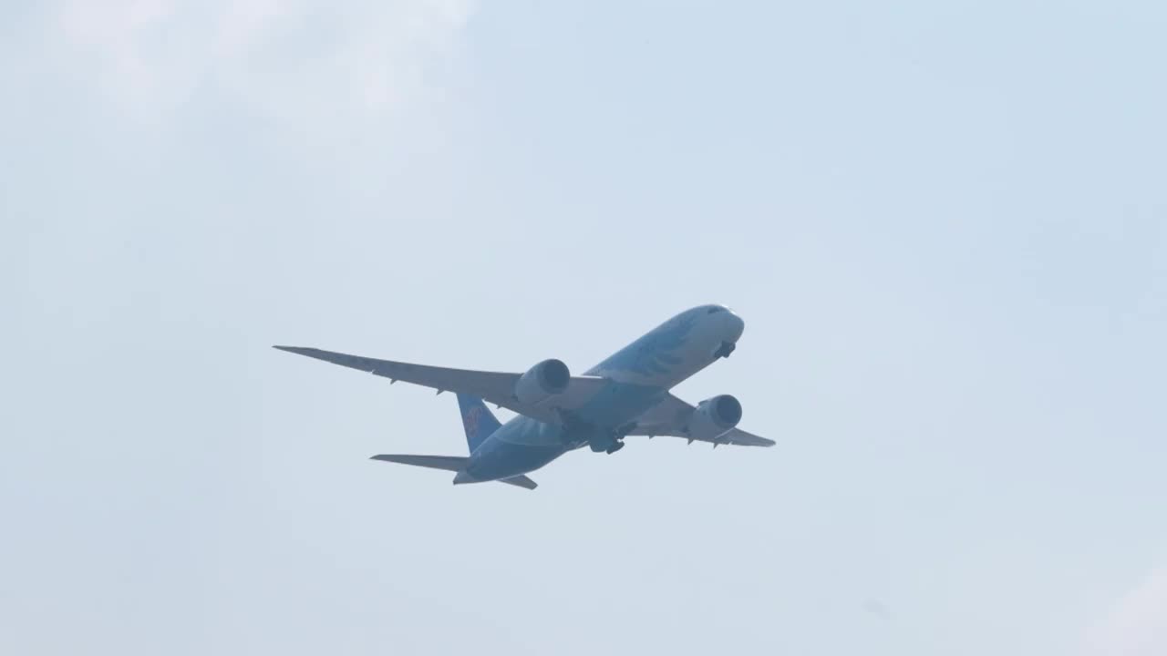 各航空公司飞机起飞升格空镜视频素材