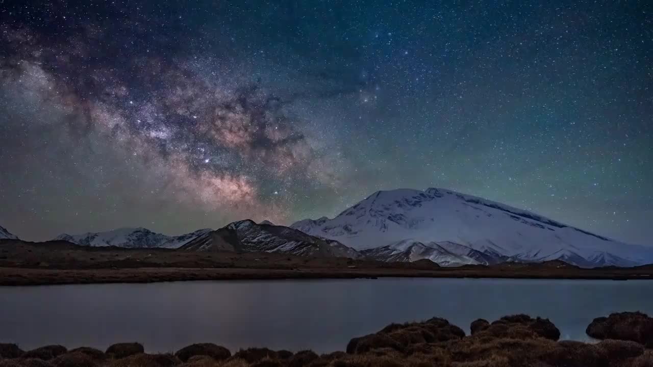 新疆喀什帕米尔高原慕士塔格峰上的银河星空延时视频素材