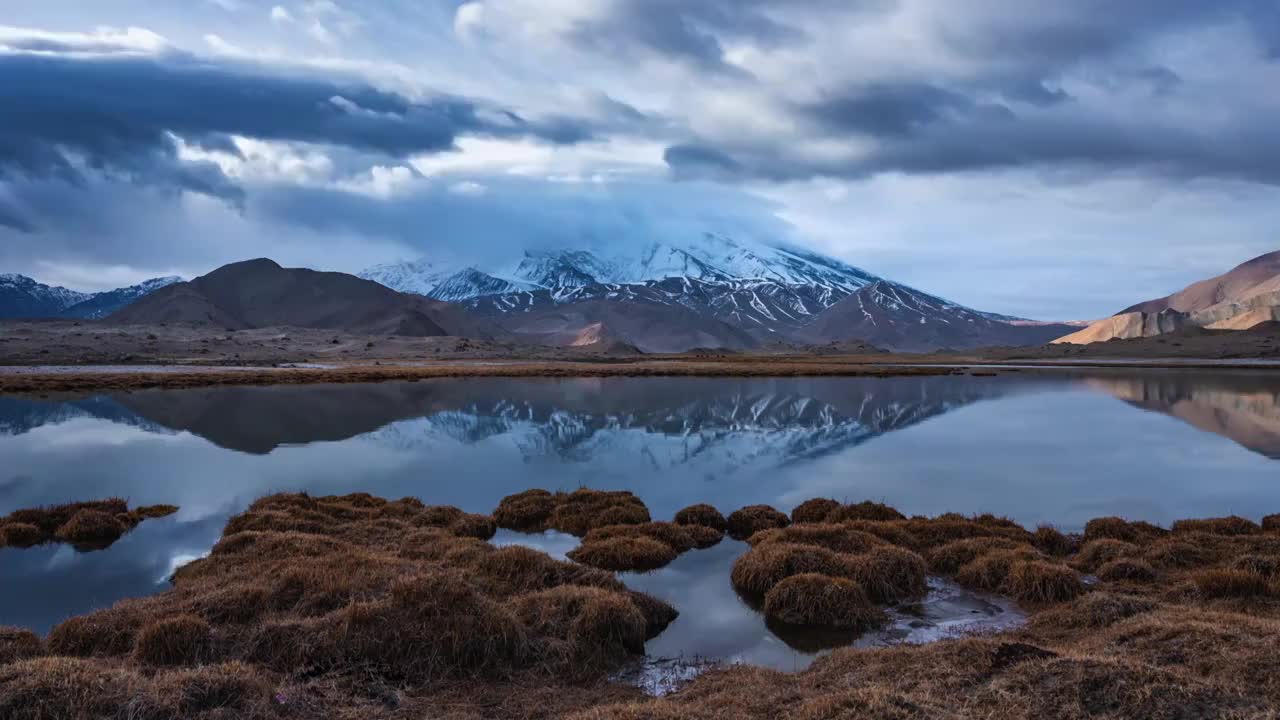 新疆喀什慕士塔格峰和喀拉库勒湖延时航拍（合集）视频素材