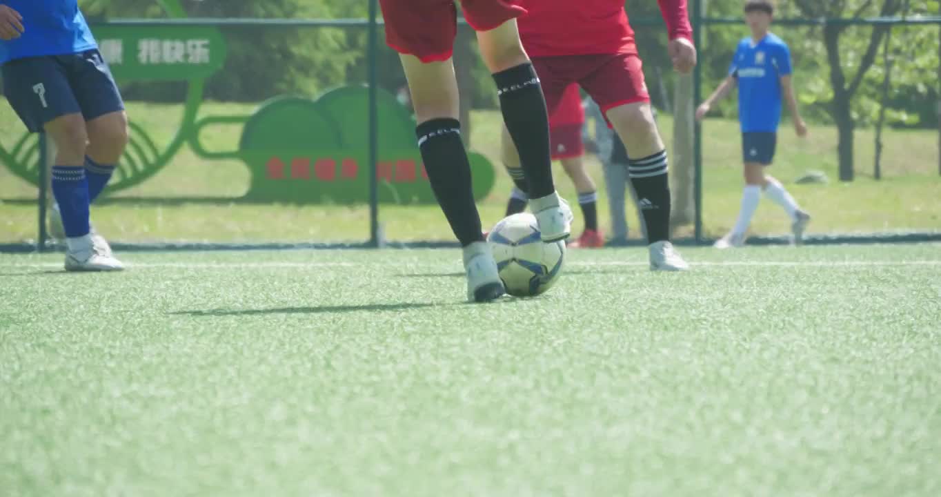 体育场运动员踢足球训练视频下载