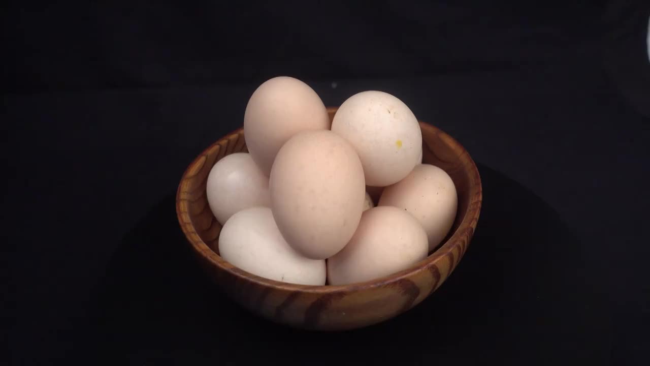 黑色背景的新鲜农家土鸡蛋4k滑轨镜头视频素材