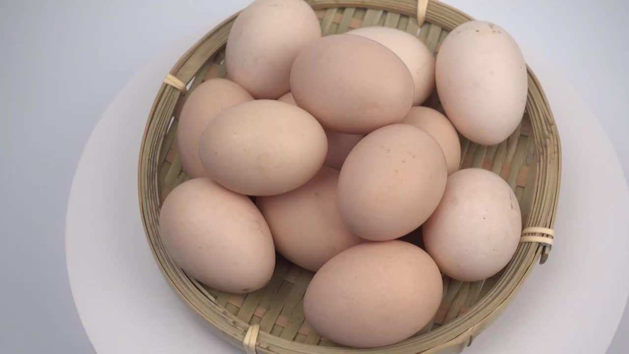 新鲜农家土鸡蛋4k滑轨镜头视频素材
