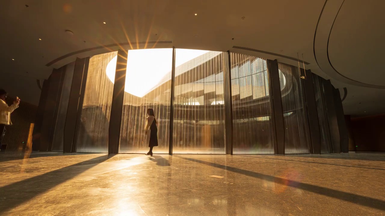 成都市天府美术馆玻璃幕墙日落时光影移动的延时摄影视频下载