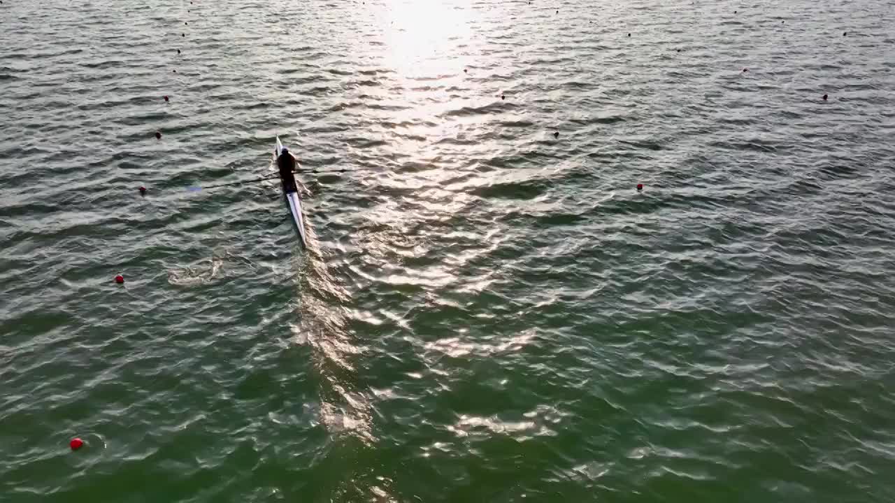 河流水面上皮划艇运动员快速驶过视频素材